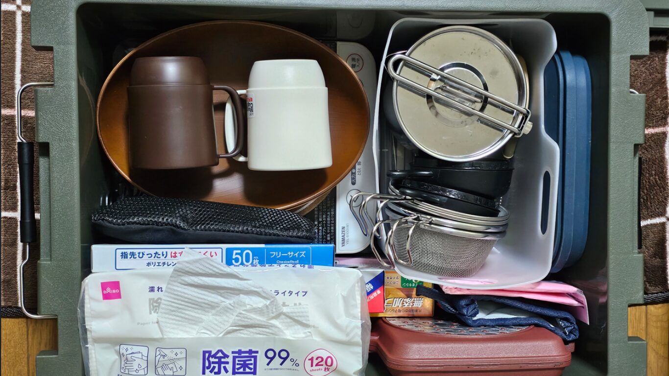 食器類をコンテナボックスに収納した画像