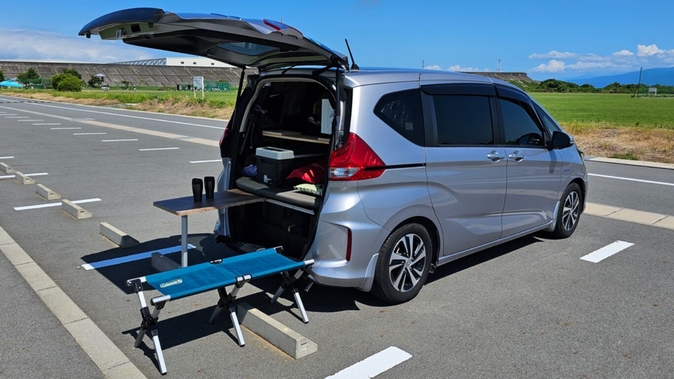 リアゲートのテーブルと三つ折りベンチ