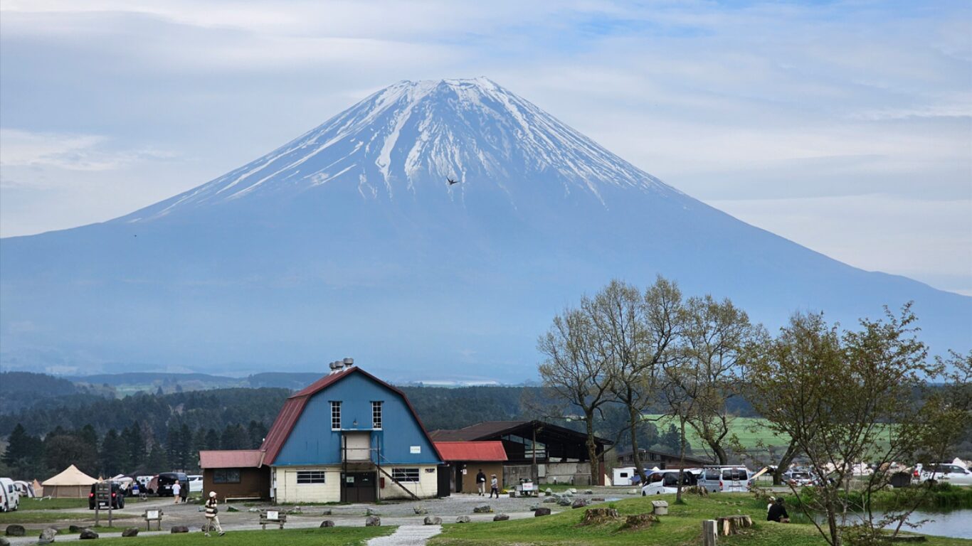 シンボルの牛舎トイレの背後にそびえる富士山。ふもっとばらキャンプ場の風景