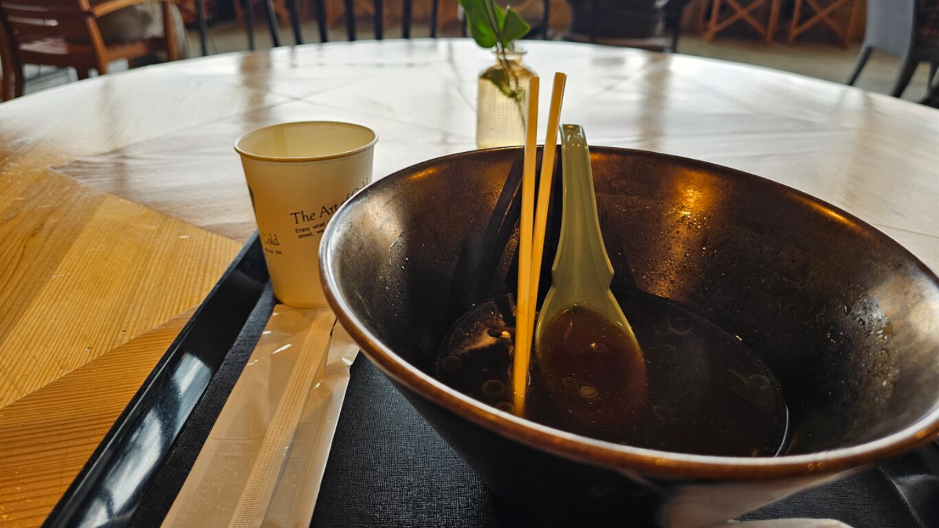 食べ終わった後の「朝霧高原ラーメン」のどんぶり（最初に撮影するのを忘れました）