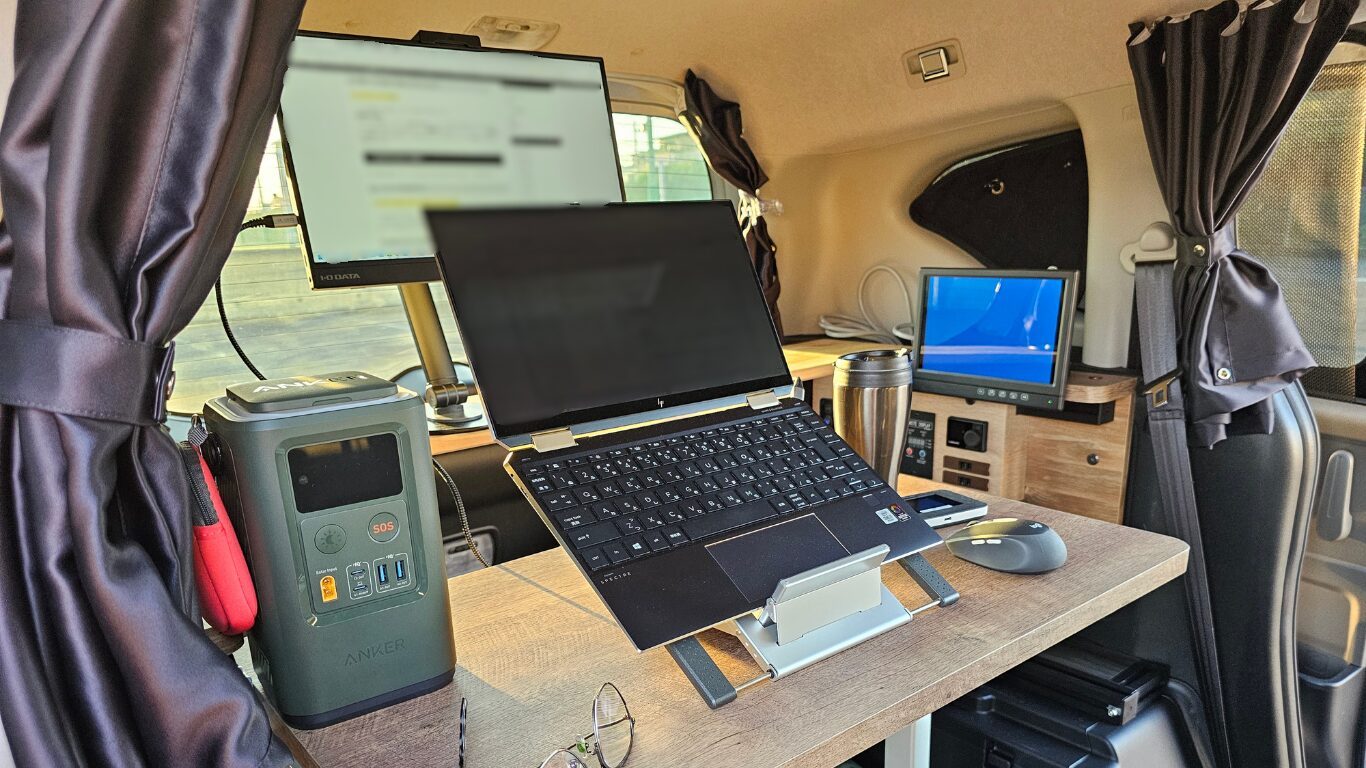 車内のテーブルにセッティングした様子