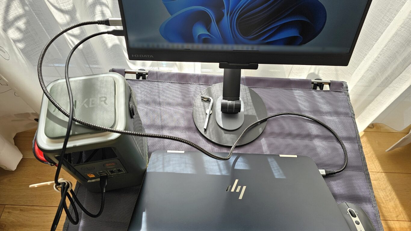 サブモニターを中心に２本のケーブルがポタ電とPCにそれぞれ繋がっている様子